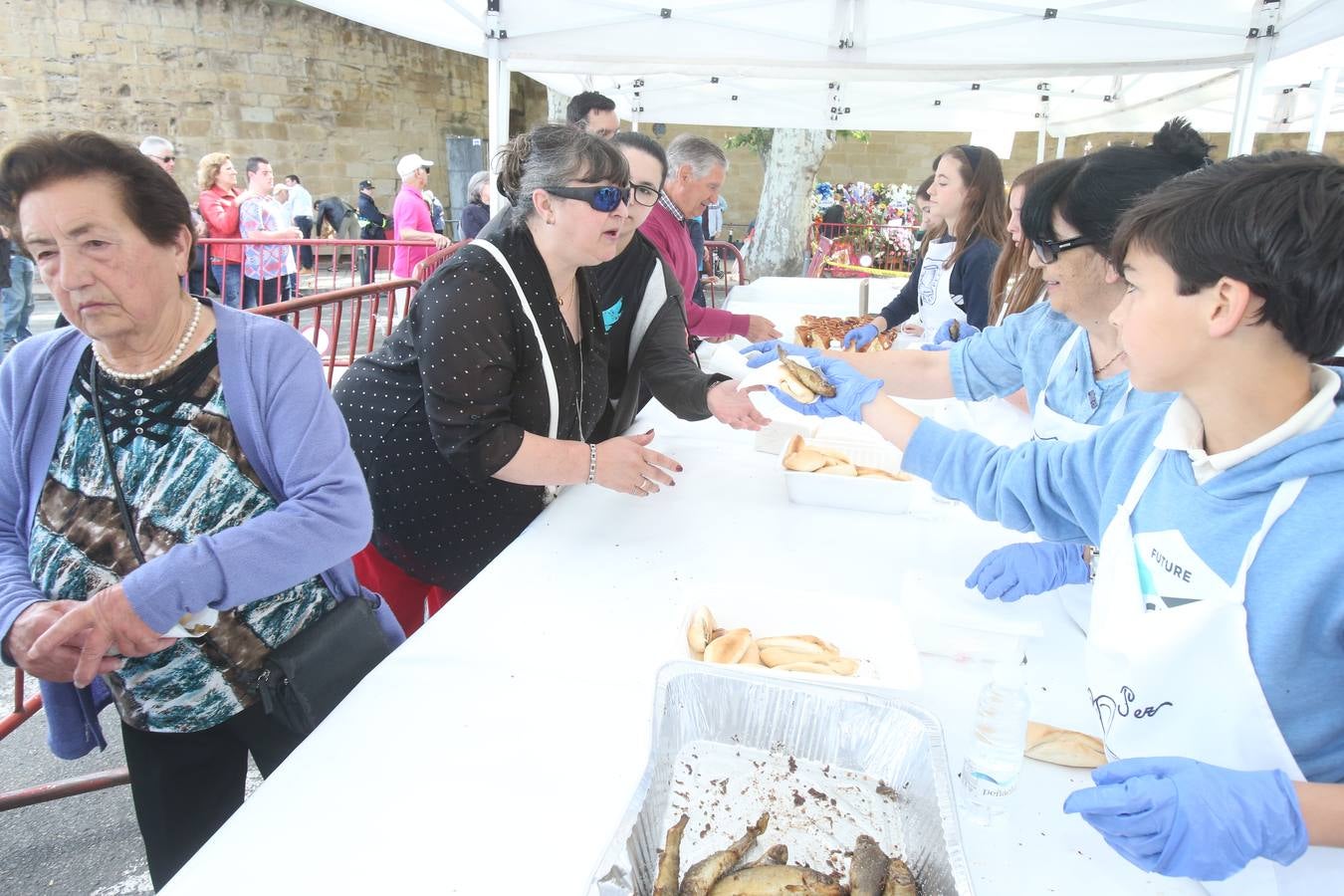 Fotos: Logroño volvió a cumplir con la tradición del pan y el pez por San Bernabé (I)