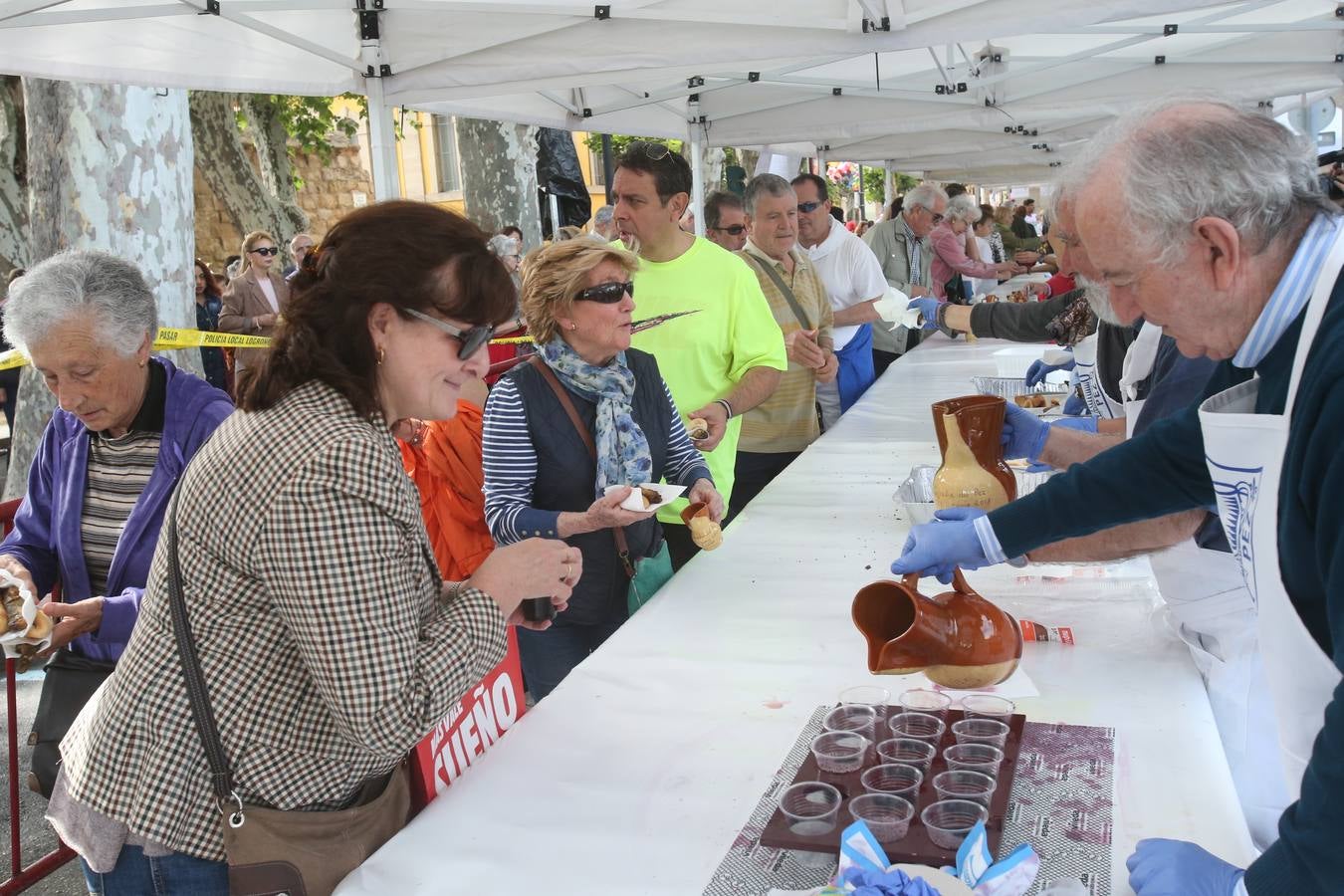 Fotos: Logroño volvió a cumplir con la tradición del pan y el pez por San Bernabé (I)