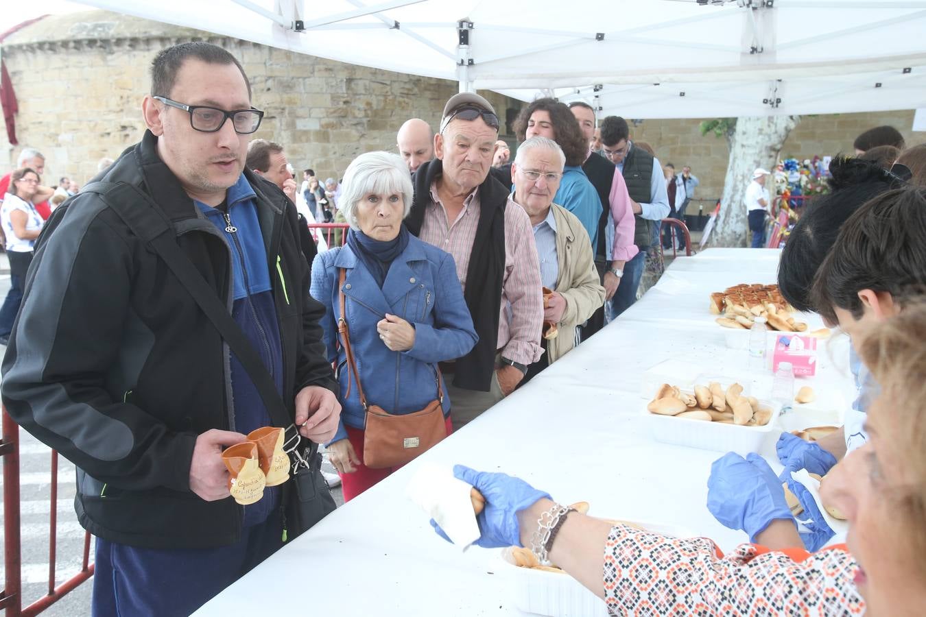 Fotos: Logroño volvió a cumplir con la tradición del pan y el pez por San Bernabé (I)