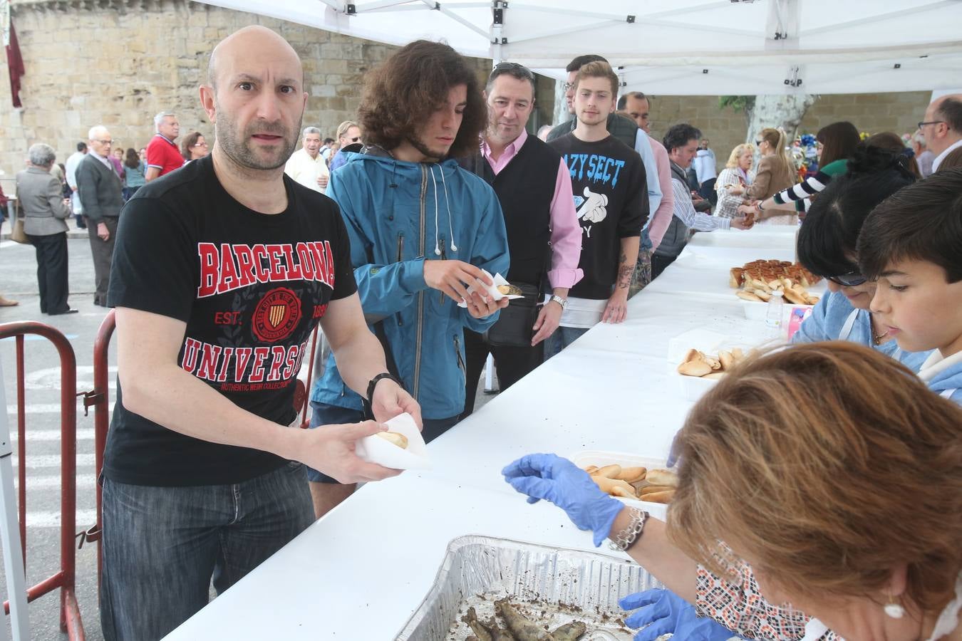 Fotos: Logroño volvió a cumplir con la tradición del pan y el pez por San Bernabé (I)