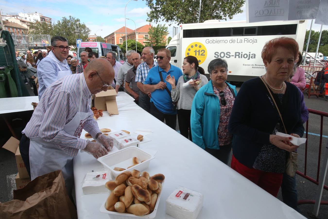 Fotos: Logroño volvió a cumplir con la tradición del pan y el pez por San Bernabé (I)