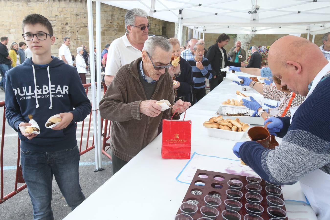 Fotos: Logroño volvió a cumplir con la tradición del pan y el pez por San Bernabé (I)