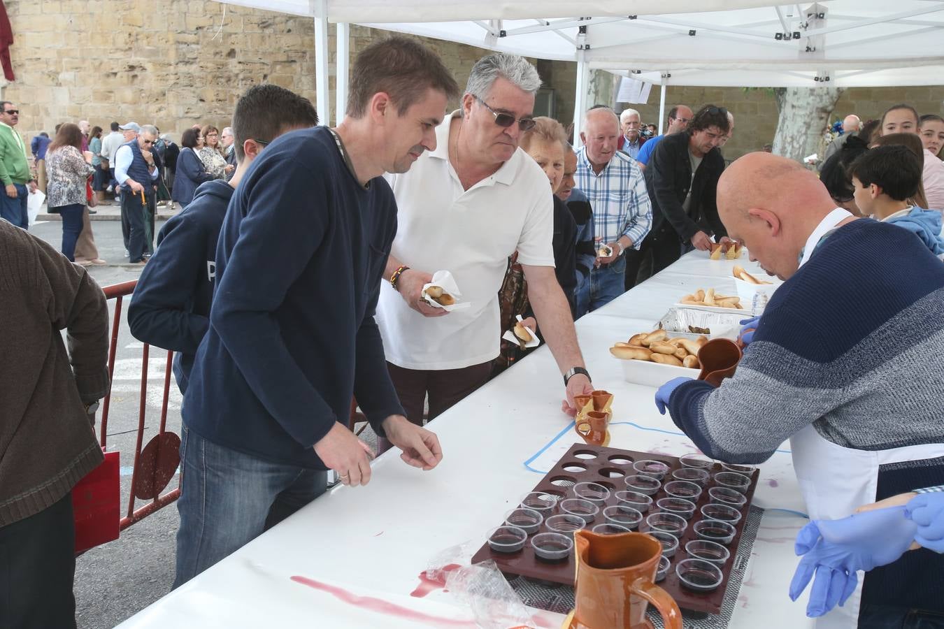 Fotos: Logroño volvió a cumplir con la tradición del pan y el pez por San Bernabé (I)