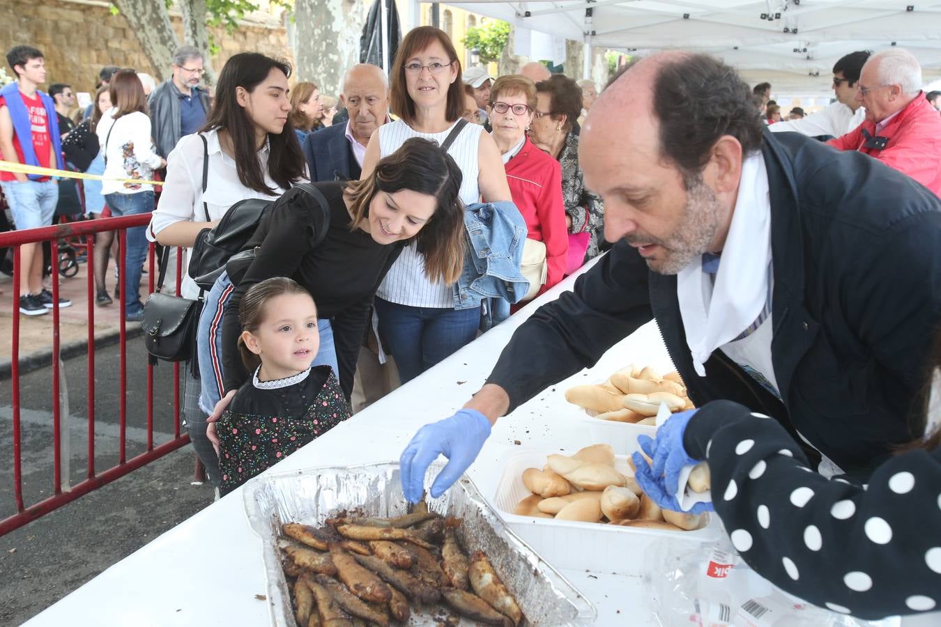 Fotos: Logroño volvió a cumplir con la tradición del pan y el pez por San Bernabé (II)
