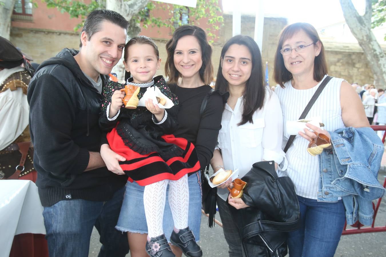 Fotos: Logroño volvió a cumplir con la tradición del pan y el pez por San Bernabé (II)