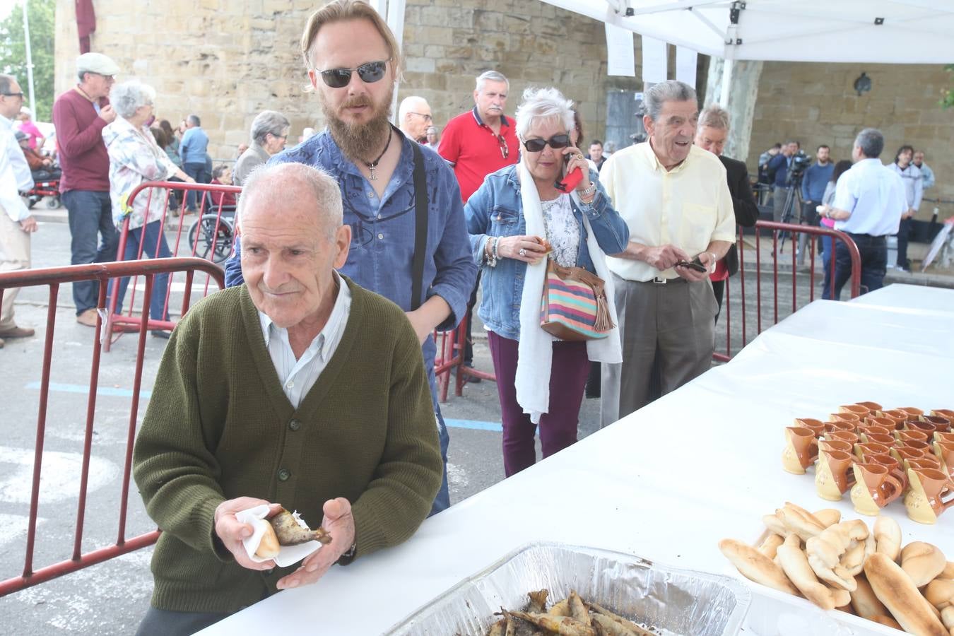Fotos: Logroño volvió a cumplir con la tradición del pan y el pez por San Bernabé (II)