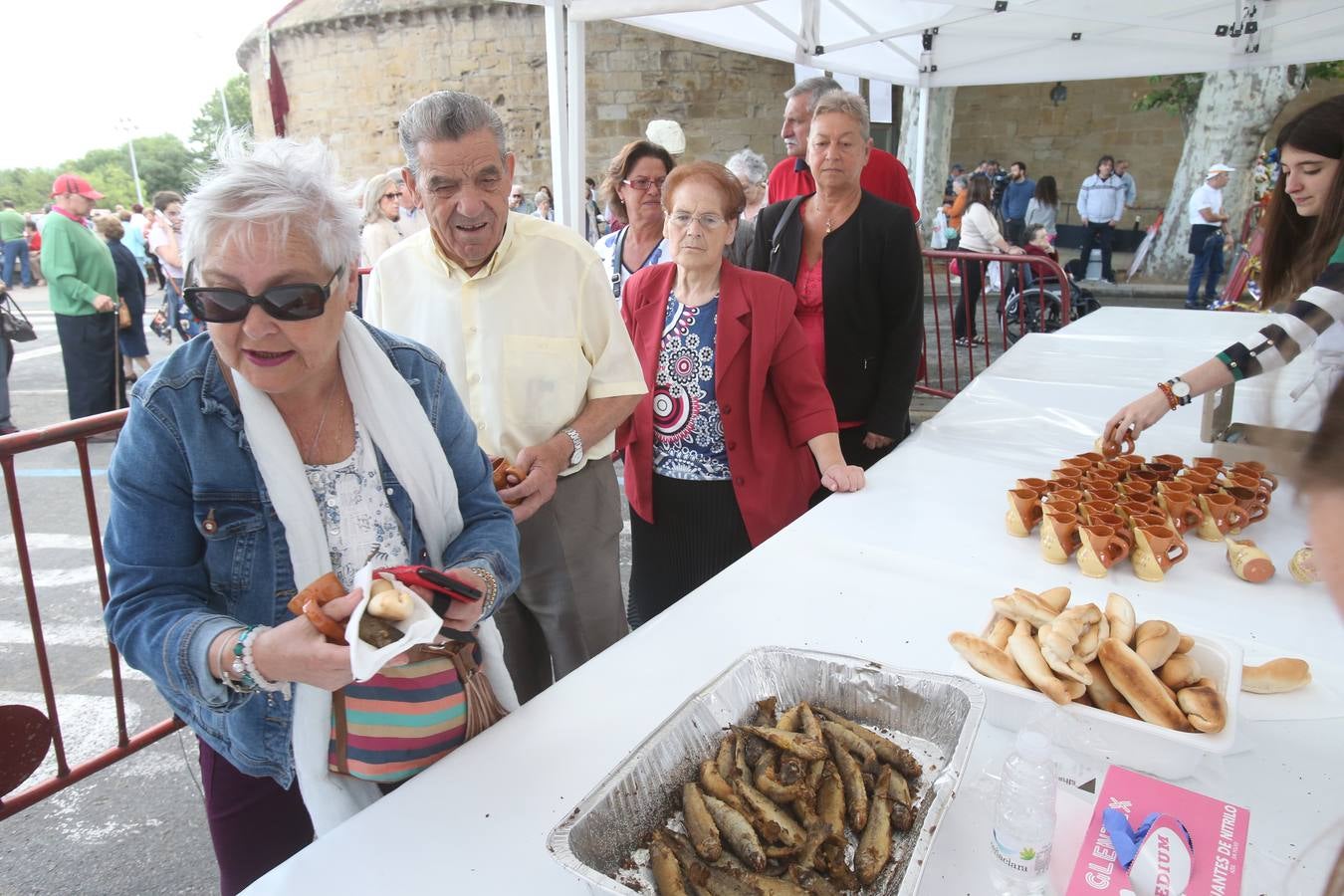 Fotos: Logroño volvió a cumplir con la tradición del pan y el pez por San Bernabé (II)