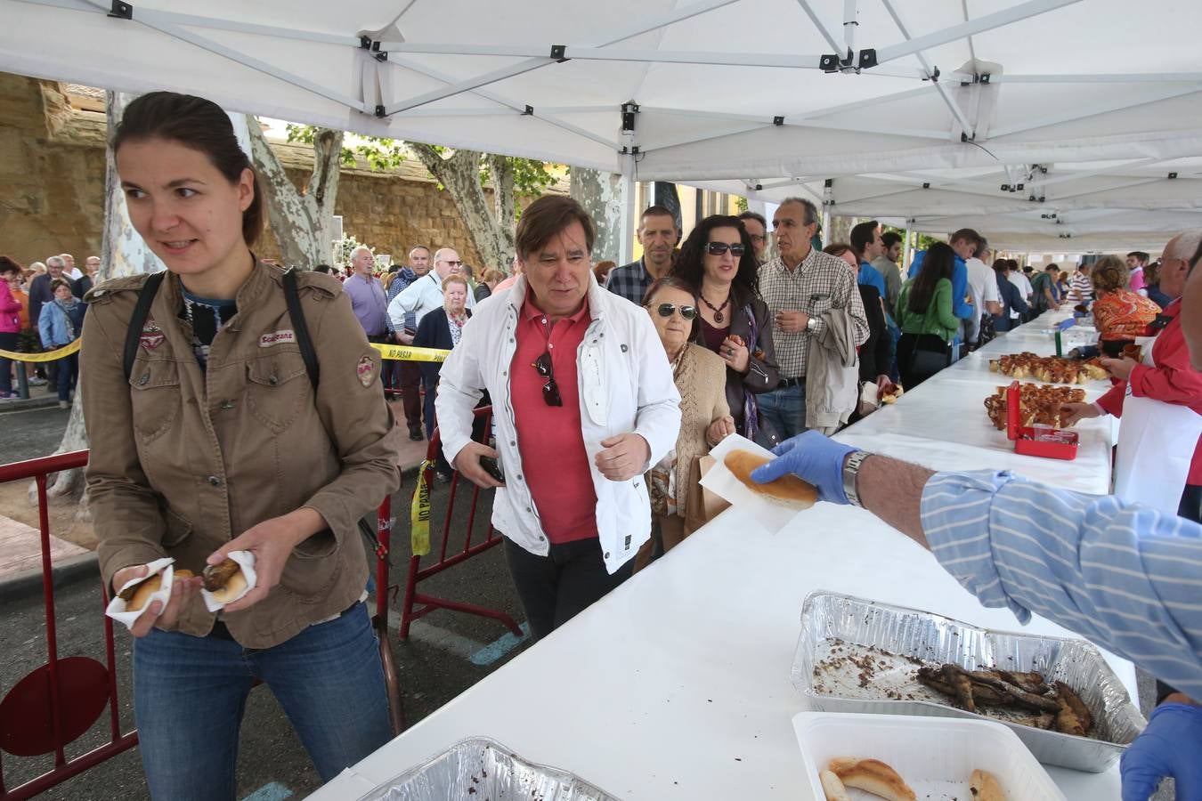Fotos: Logroño volvió a cumplir con la tradición del pan y el pez por San Bernabé (II)