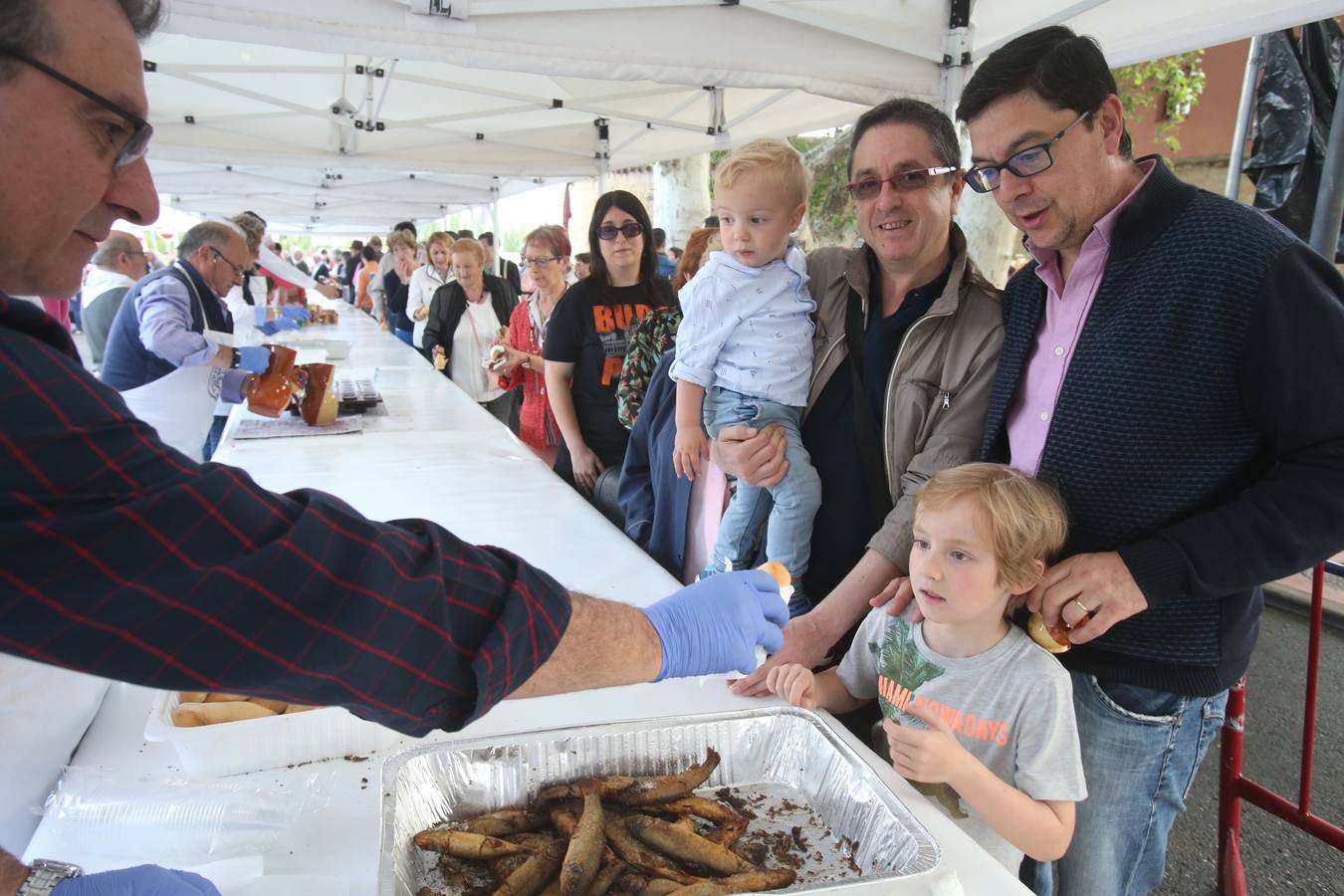 Fotos: Logroño volvió a cumplir con la tradición del pan y el pez por San Bernabé (II)
