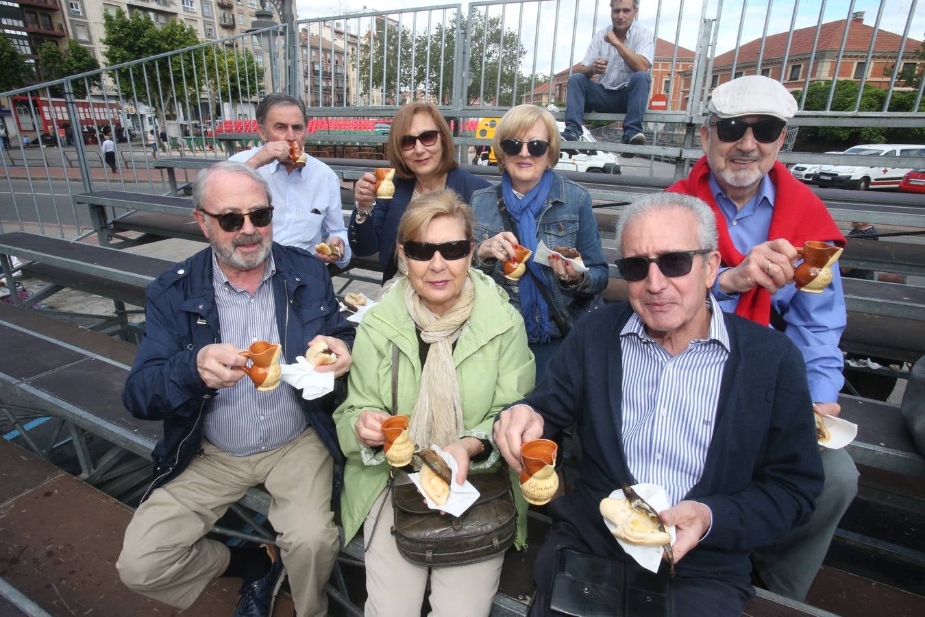 Fotos: Logroño volvió a cumplir con la tradición del pan y el pez por San Bernabé (II)
