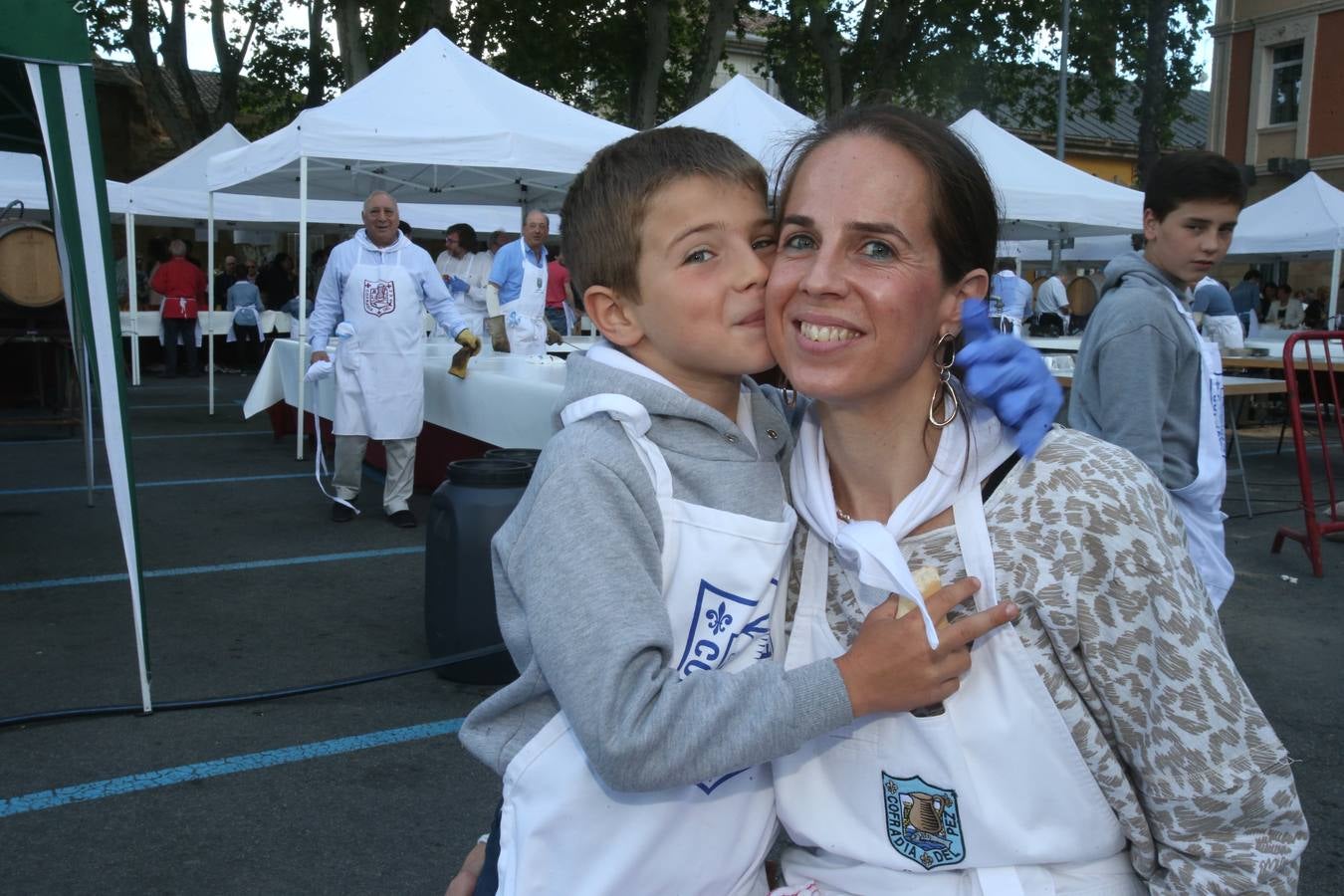 Fotos: Logroño volvió a cumplir con la tradición del pan y el pez por San Bernabé (II)