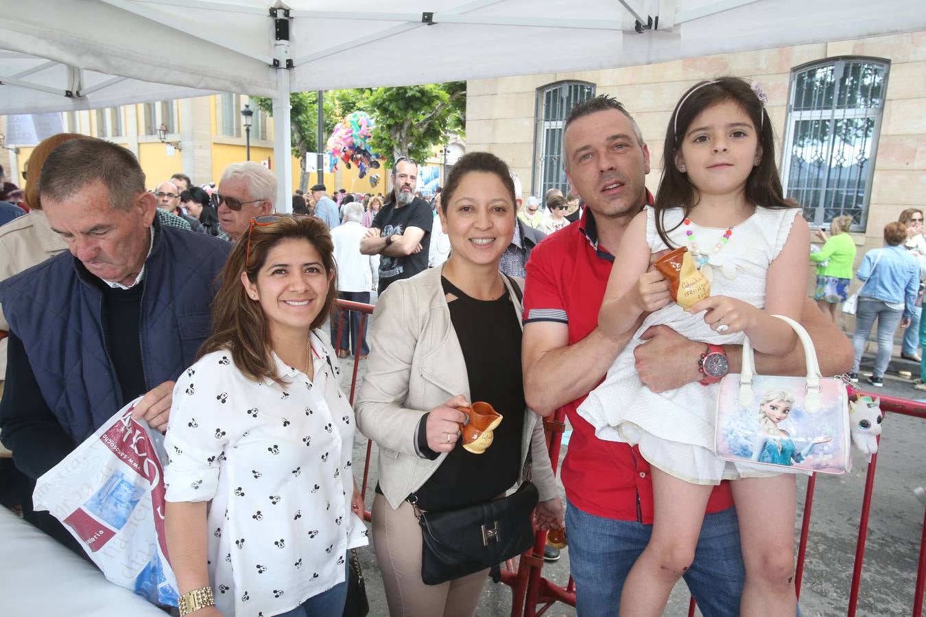 Fotos: Logroño volvió a cumplir con la tradición del pan y el pez por San Bernabé (II)