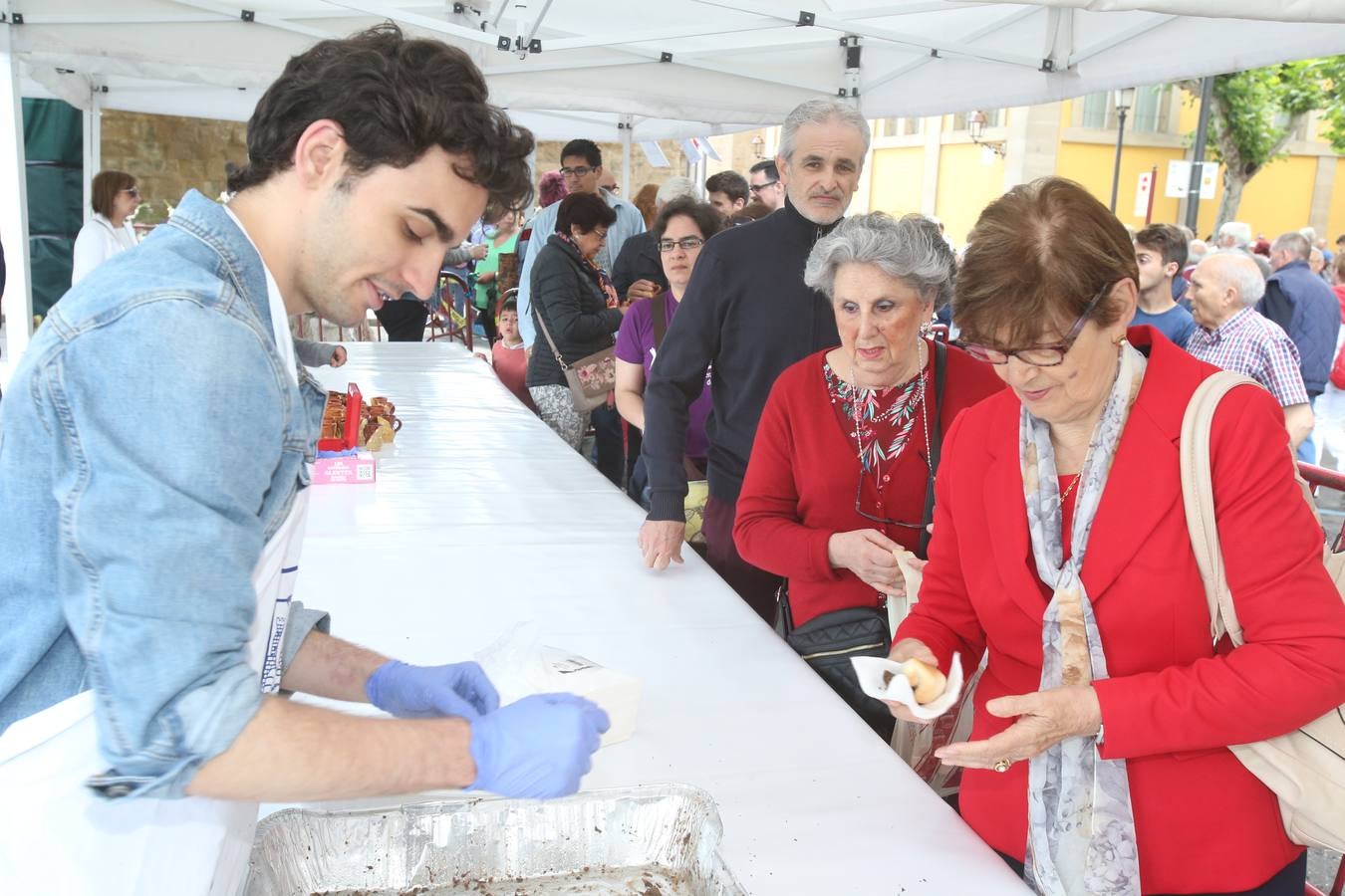 Fotos: Logroño volvió a cumplir con la tradición del pan y el pez por San Bernabé (II)
