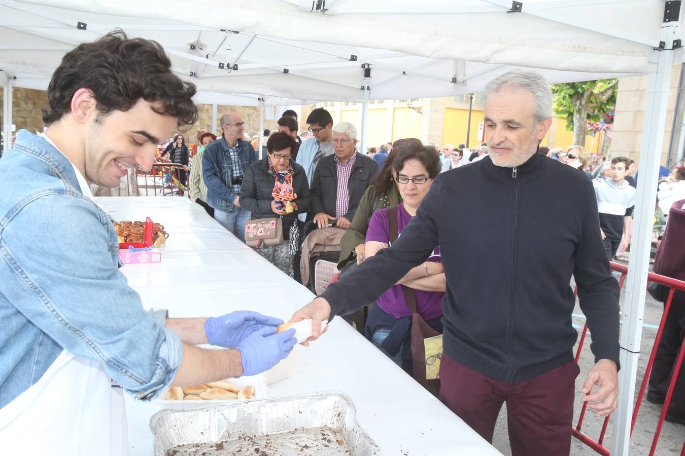 Fotos: Logroño volvió a cumplir con la tradición del pan y el pez por San Bernabé (II)