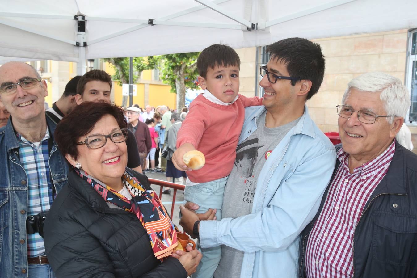 Fotos: Logroño volvió a cumplir con la tradición del pan y el pez por San Bernabé (II)