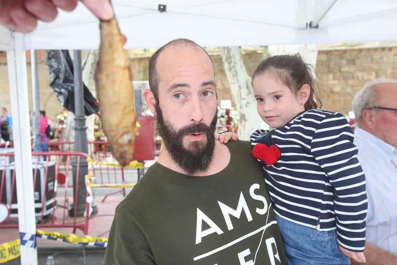 Fotos: Logroño volvió a cumplir con la tradición del pan y el pez por San Bernabé (II)