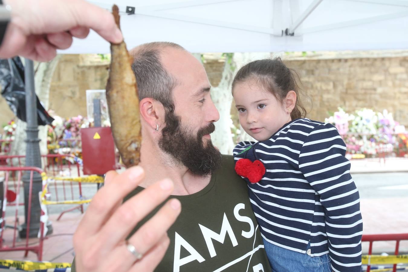 Fotos: Logroño volvió a cumplir con la tradición del pan y el pez por San Bernabé (II)