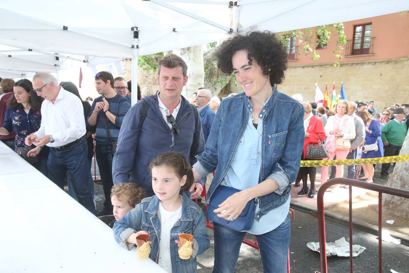 Fotos: Logroño volvió a cumplir con la tradición del pan y el pez por San Bernabé (II)
