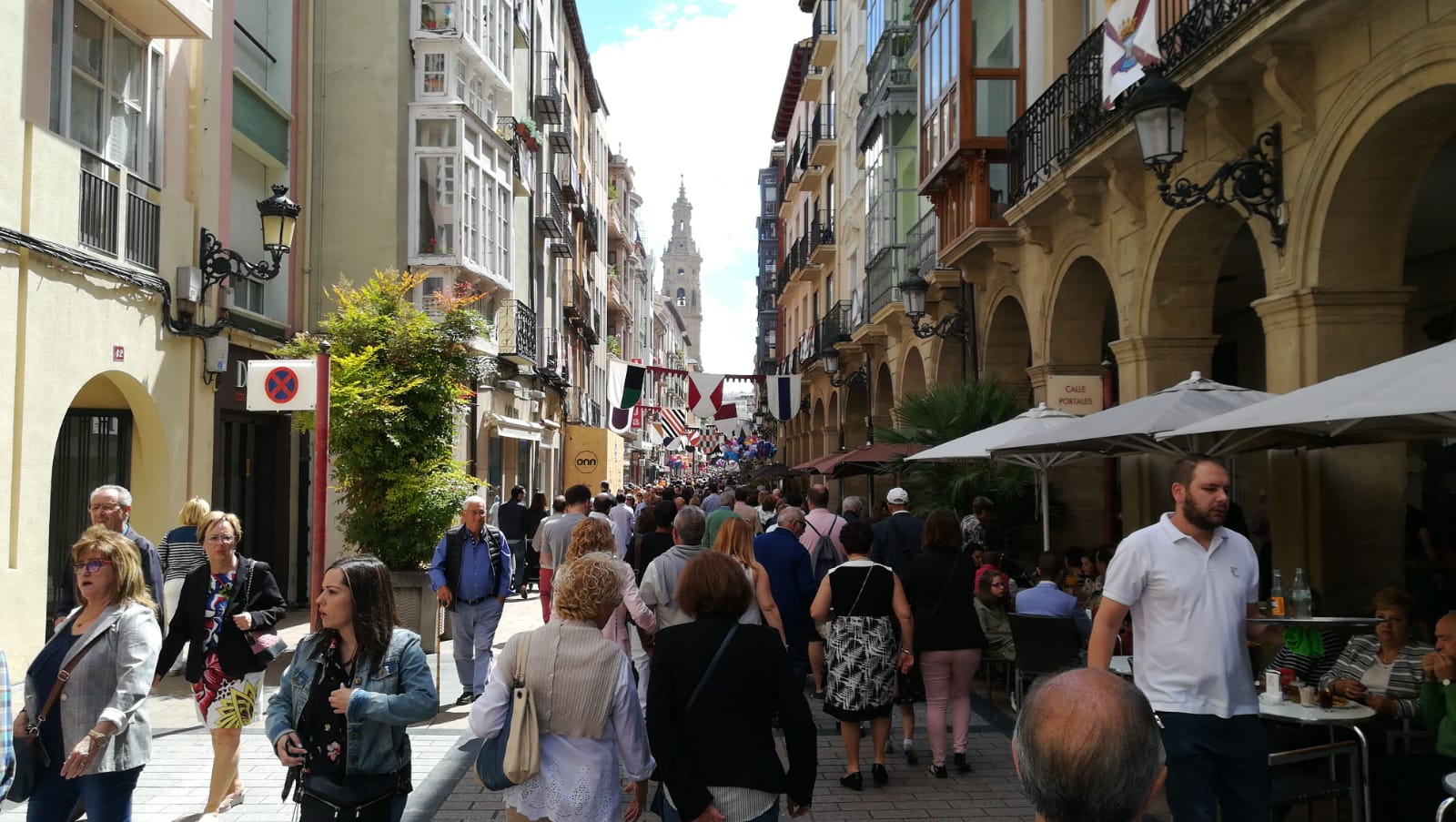 Fotos: Los logroñeses disfrutan del pan y el pez en San Bernabé