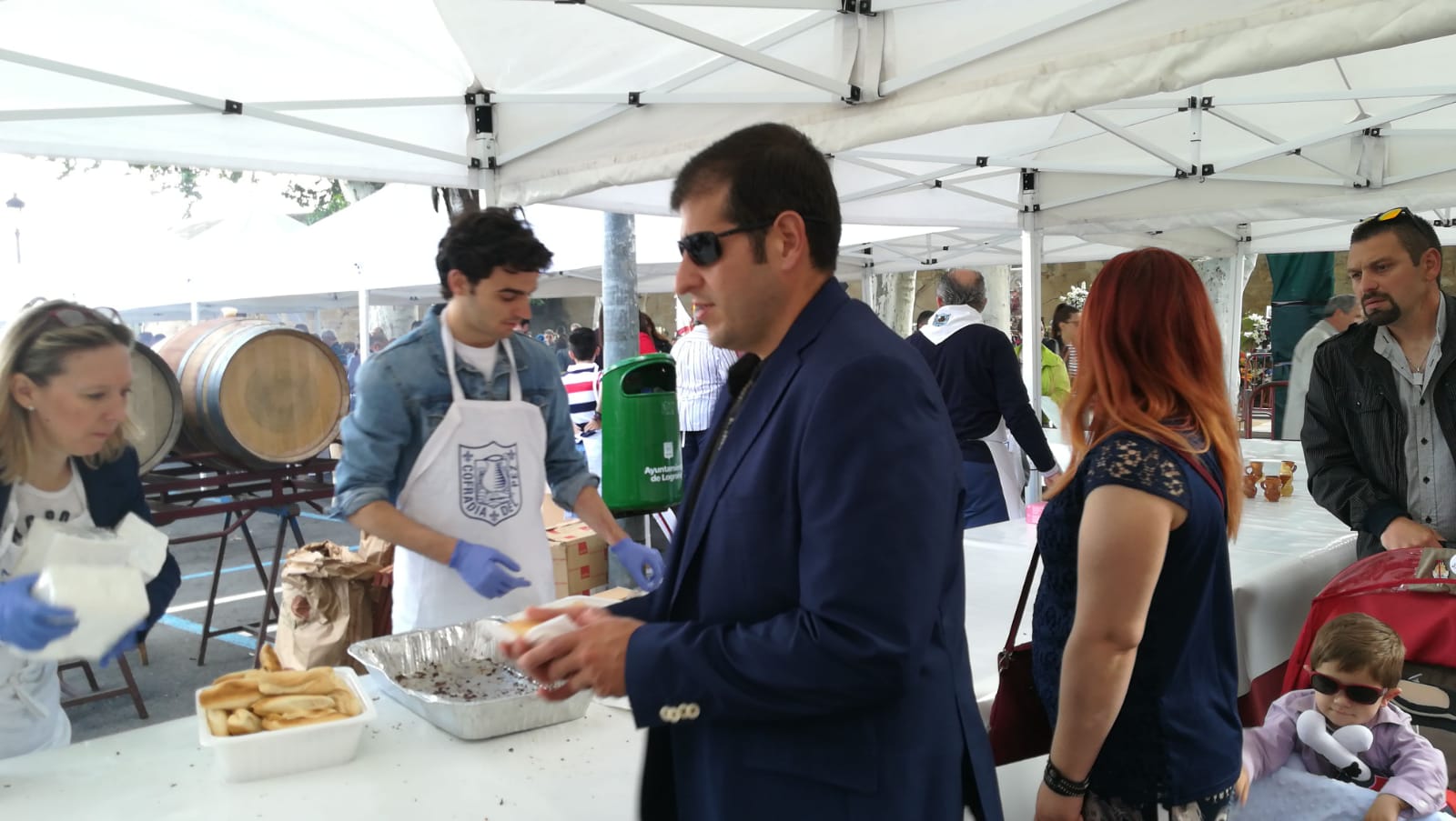 Fotos: Los logroñeses disfrutan del pan y el pez en San Bernabé