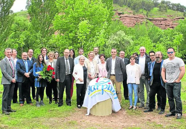 La familia Ros y las autoridades locales, junto al monolito. :: F. D. 