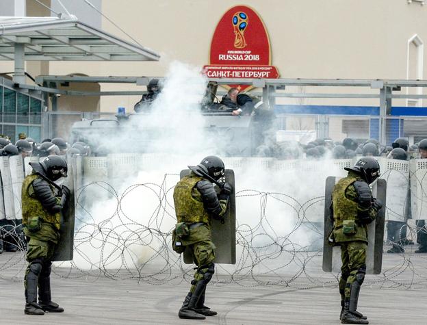 Agentes rusos, en un simulacro de cara al Mundial.