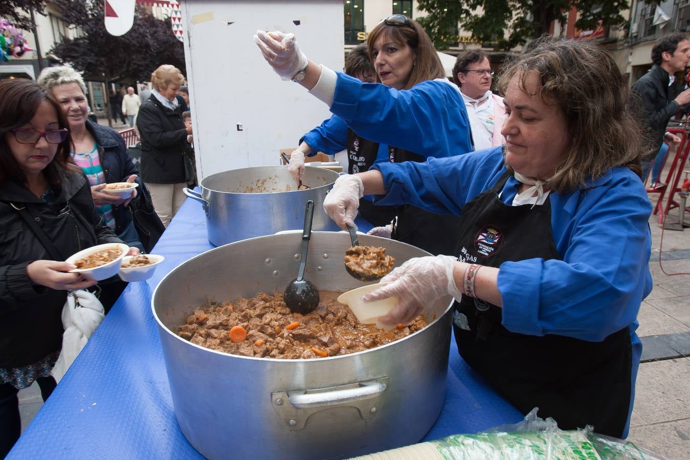 Los logroñeses cumplen con voto de San Bernabé con 1.500 raciones de toro guisado