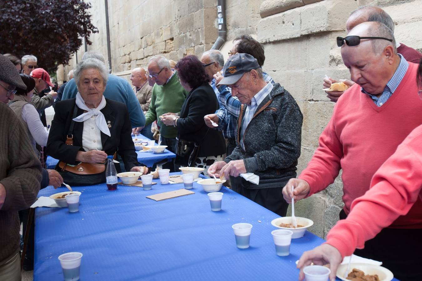 Los logroñeses cumplen con voto de San Bernabé con 1.500 raciones de toro guisado