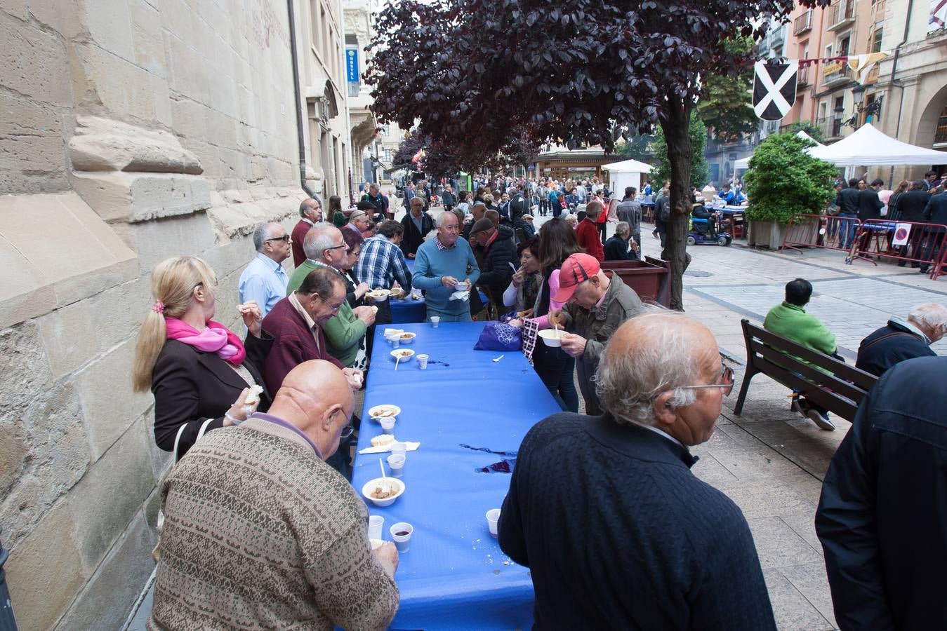 Los logroñeses cumplen con voto de San Bernabé con 1.500 raciones de toro guisado