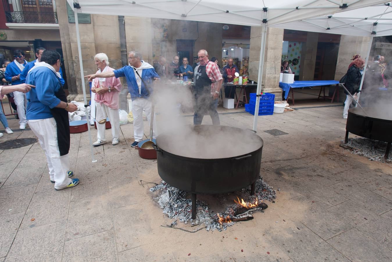Los logroñeses cumplen con voto de San Bernabé con 1.500 raciones de toro guisado