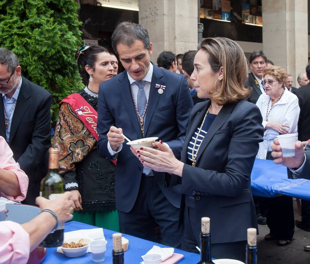 Los logroñeses cumplen con voto de San Bernabé con 1.500 raciones de toro guisado
