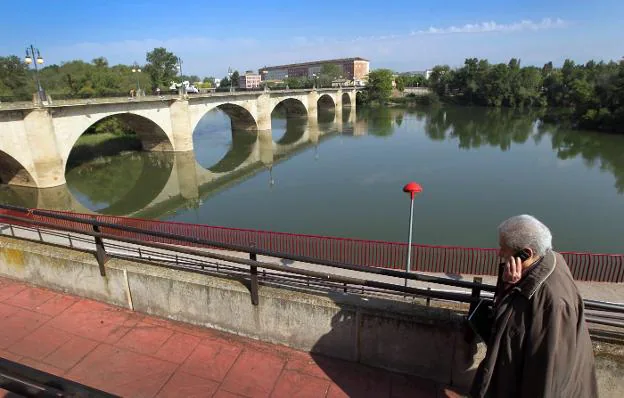 El puente de Piedra, visto desde el Paseo del Ebro. :: j. rodríguez