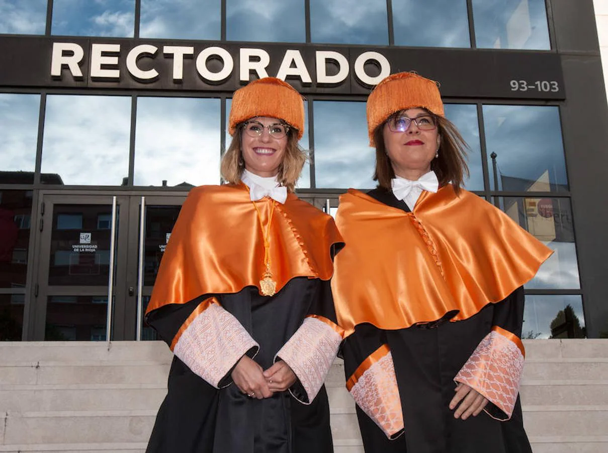 El Aula Magna del Edificio Quintiliano ha albergado el acto de investidura de los nuevos doctores y entrega de los Premios Extraordinarios de Doctorado de la Universidad de La Rioja.