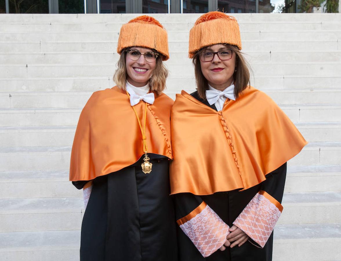 El Aula Magna del Edificio Quintiliano ha albergado el acto de investidura de los nuevos doctores y entrega de los Premios Extraordinarios de Doctorado de la Universidad de La Rioja.