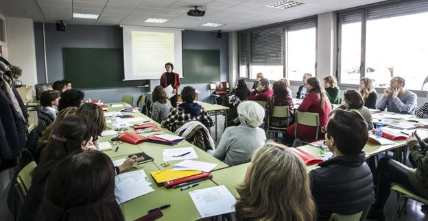 Reunión de profesores de la Escuela de Idiomas de Logroño en una imagen de archivo. :: 