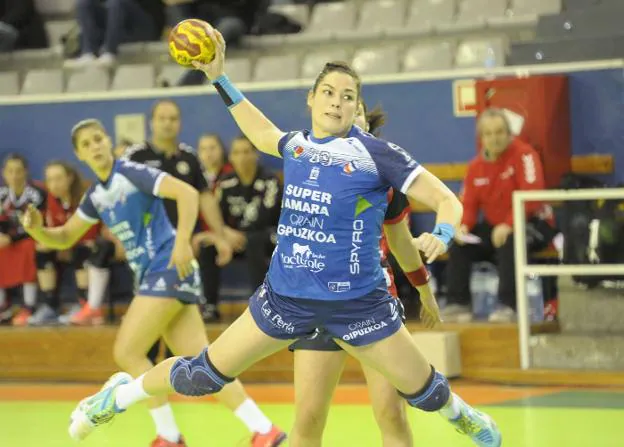 Silvia Ederra en acción con la camiseta del Bera Bera. :: P. Martinez