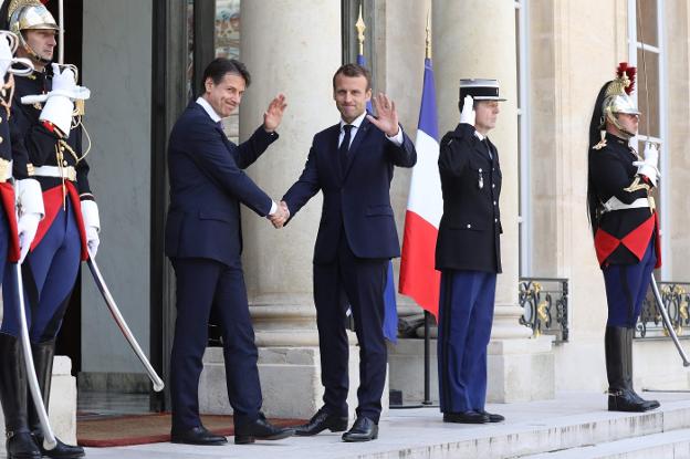 El primer ministro italiano, Giuseppe Conte, y el presidente francés, Emmanuel Macron, se saludan en la entrada del Elíseo. :: l. marin/ afp