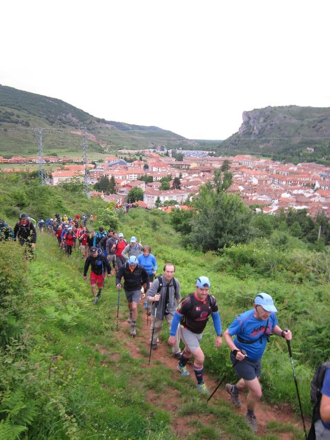 Unas 1.300 personas participaron en la suma de las dos marchas senderistas que recorrieron los montes de la Demanda. La 'Valle de Ezcaray. Memorial Javi Valgañón y Travesía infantil en una actividad organizada por los 'Amigos de Ezcaray'