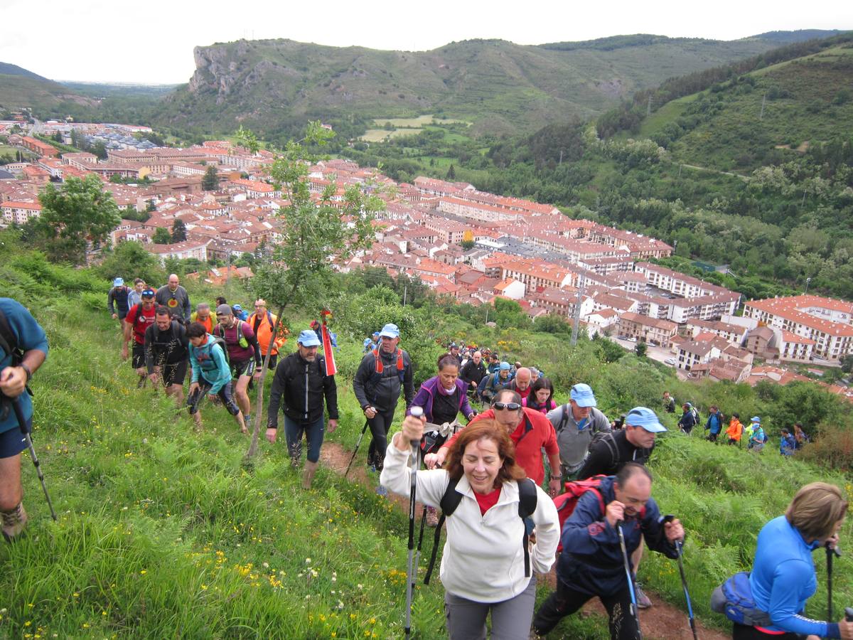 Unas 1.300 personas participaron en la suma de las dos marchas senderistas que recorrieron los montes de la Demanda. La 'Valle de Ezcaray. Memorial Javi Valgañón y Travesía infantil en una actividad organizada por los 'Amigos de Ezcaray'