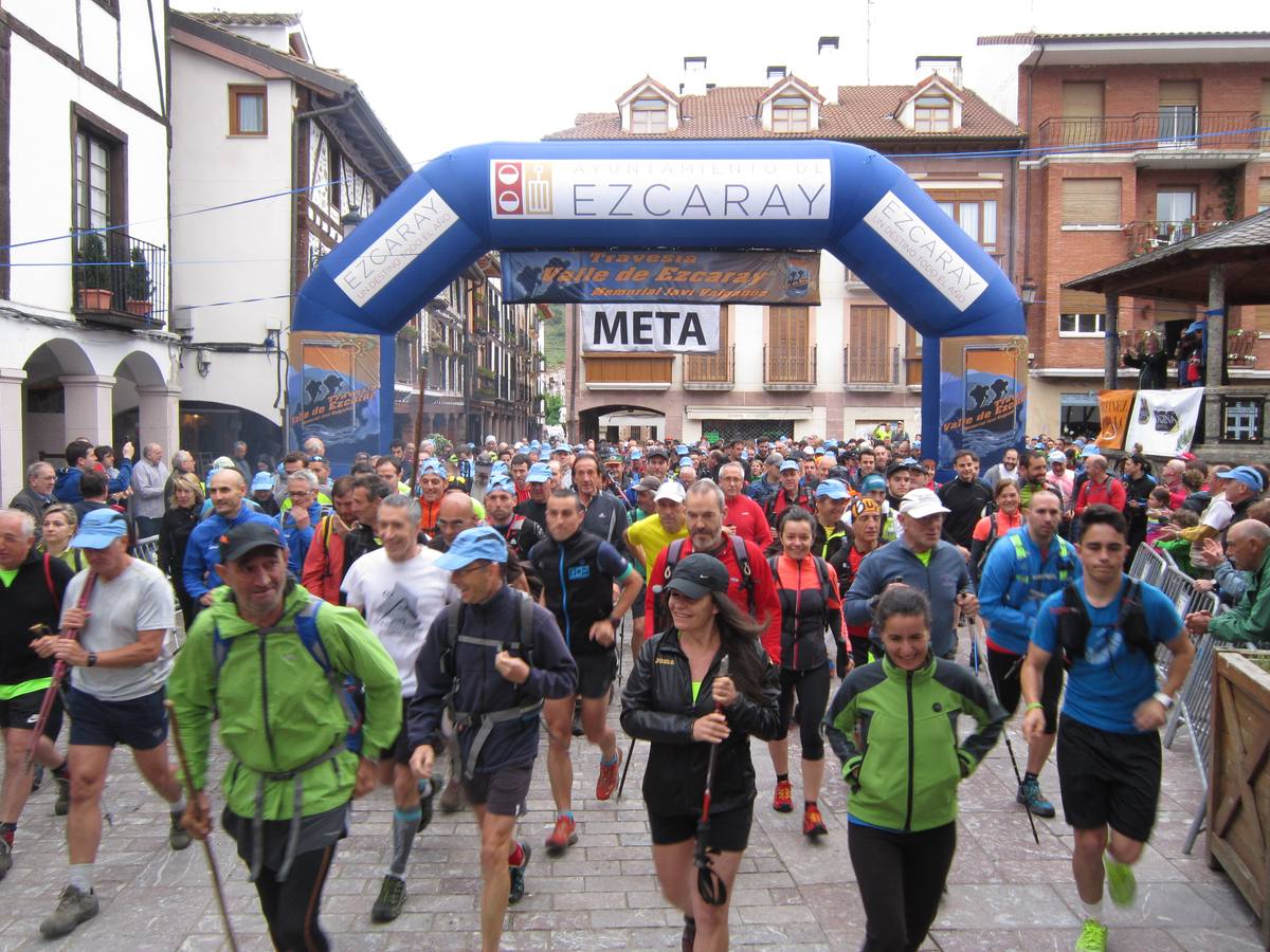 Unas 1.300 personas participaron en la suma de las dos marchas senderistas que recorrieron los montes de la Demanda. La 'Valle de Ezcaray. Memorial Javi Valgañón y Travesía infantil en una actividad organizada por los 'Amigos de Ezcaray'