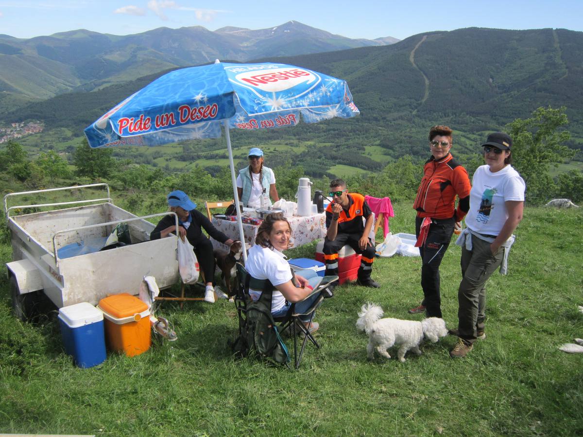 Unas 1.300 personas participaron en la suma de las dos marchas senderistas que recorrieron los montes de la Demanda. La 'Valle de Ezcaray. Memorial Javi Valgañón y Travesía infantil en una actividad organizada por los 'Amigos de Ezcaray'