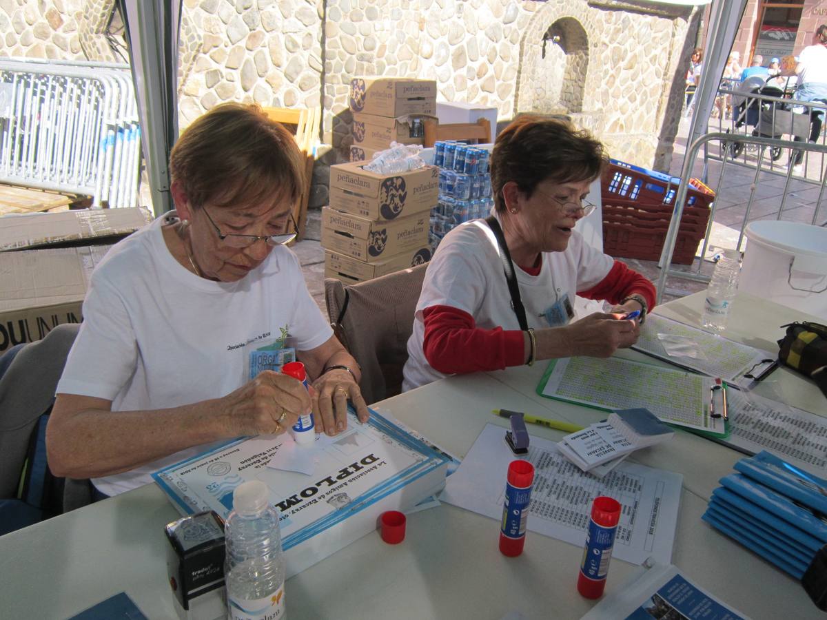 Unas 1.300 personas participaron en la suma de las dos marchas senderistas que recorrieron los montes de la Demanda. La 'Valle de Ezcaray. Memorial Javi Valgañón y Travesía infantil en una actividad organizada por los 'Amigos de Ezcaray'