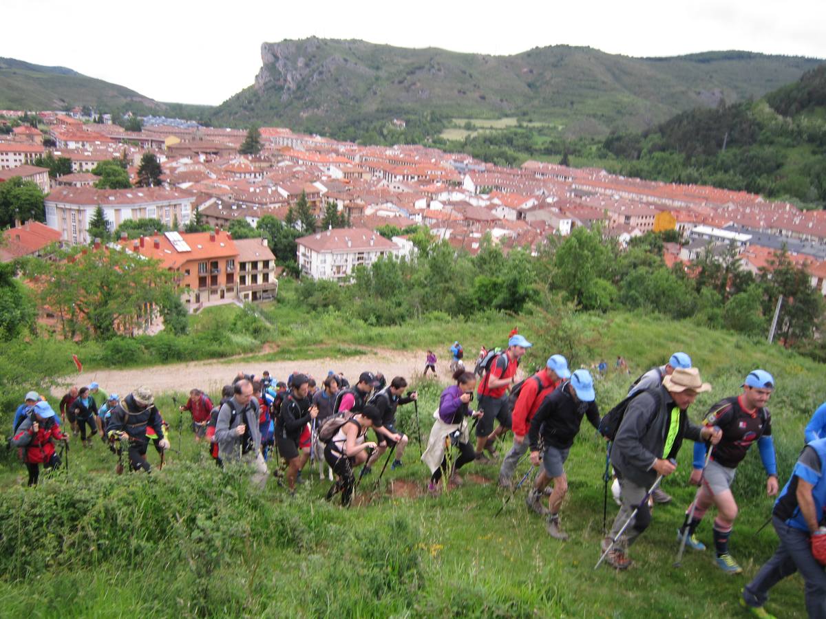 Unas 1.300 personas participaron en la suma de las dos marchas senderistas que recorrieron los montes de la Demanda. La 'Valle de Ezcaray. Memorial Javi Valgañón y Travesía infantil en una actividad organizada por los 'Amigos de Ezcaray'