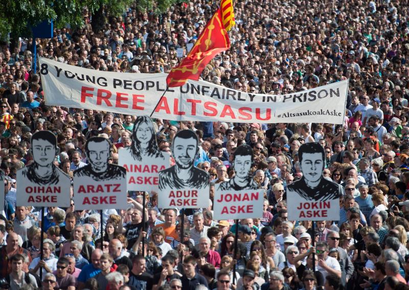 Fotos: Miles de personas protestan en Pamplona contra la sentencia impuesta a los ocho jóvenes por la agresión de Alsasua