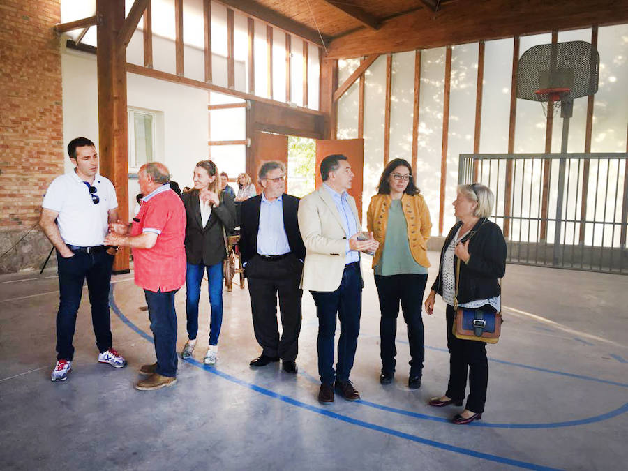 Las autoridades visitaron el interior del polideportivo recién cubierto. 