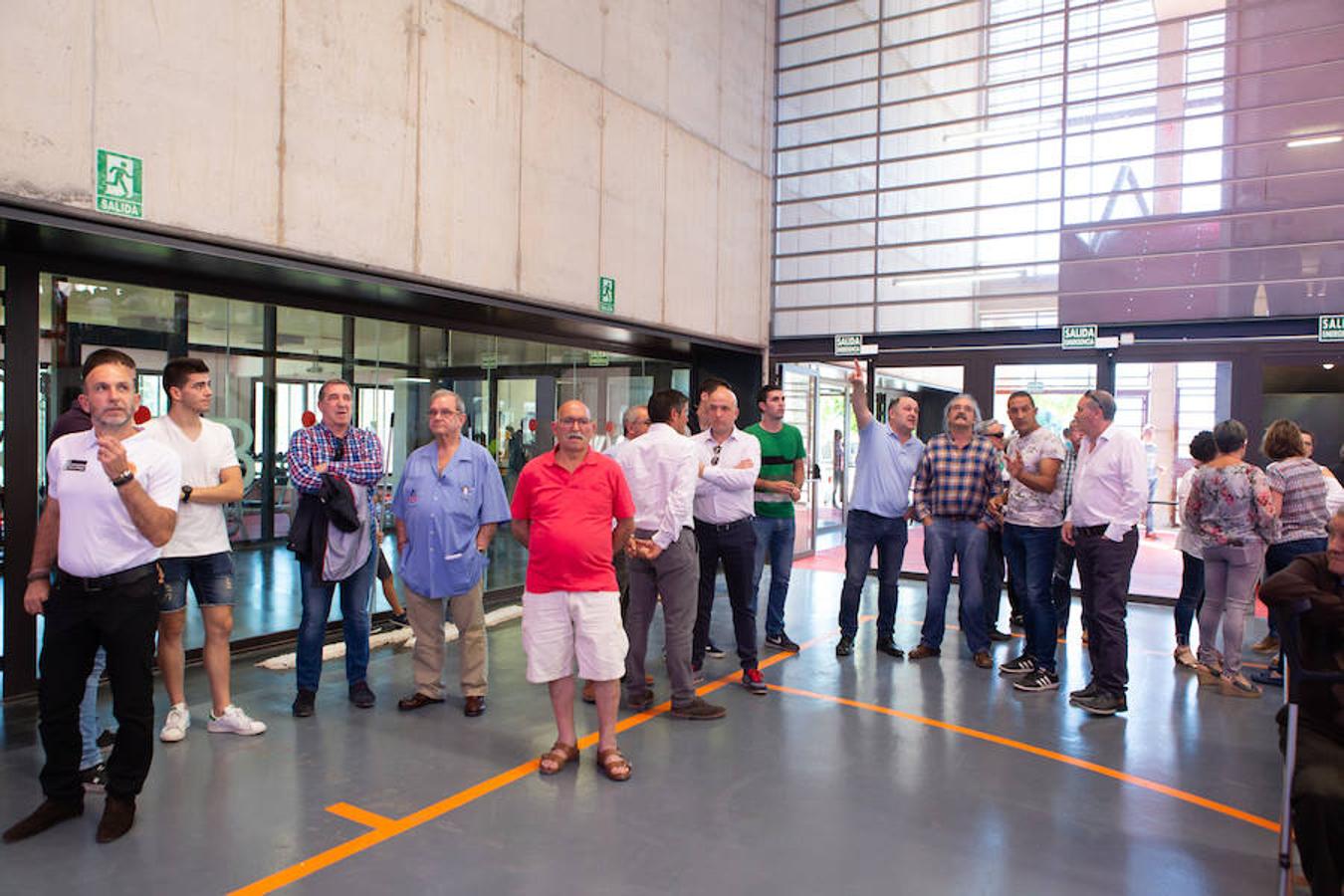 El zaguero riojano Pedro Ruiz ha debutado como profesional en el nuevo frontón de Arrúbal. Buen debut del pelotari de San Asensio en una magnífica instalación que presentó un llenazo fantástico para la ocasión, 