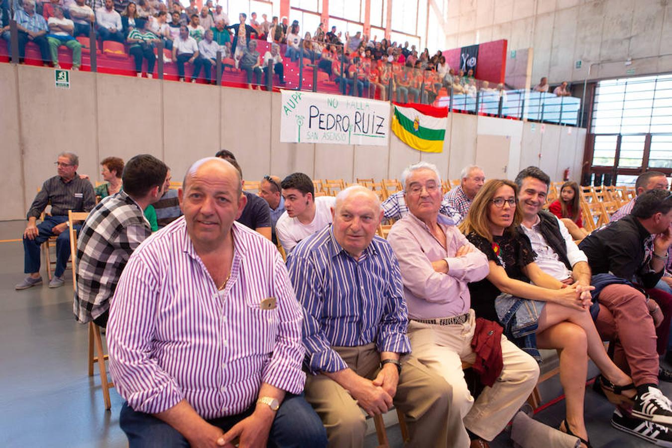 El zaguero riojano Pedro Ruiz ha debutado como profesional en el nuevo frontón de Arrúbal. Buen debut del pelotari de San Asensio en una magnífica instalación que presentó un llenazo fantástico para la ocasión, 