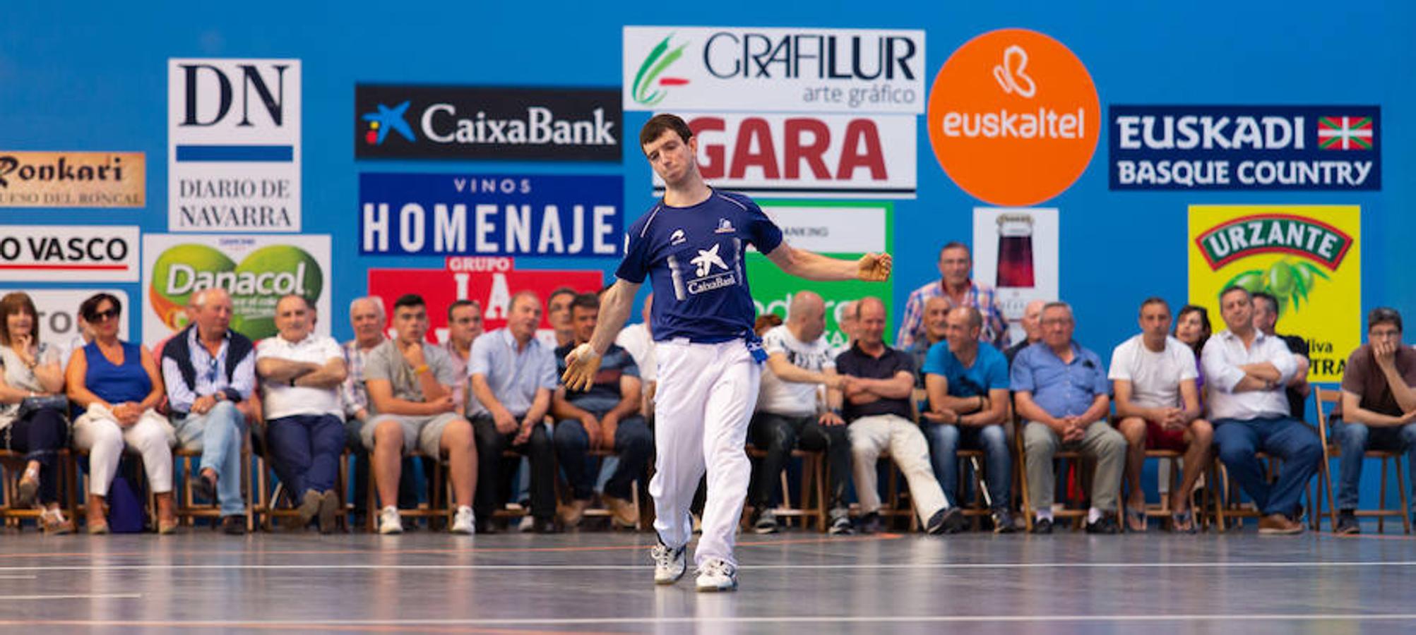 El zaguero riojano Pedro Ruiz ha debutado como profesional en el nuevo frontón de Arrúbal. Buen debut del pelotari de San Asensio en una magnífica instalación que presentó un llenazo fantástico para la ocasión, 