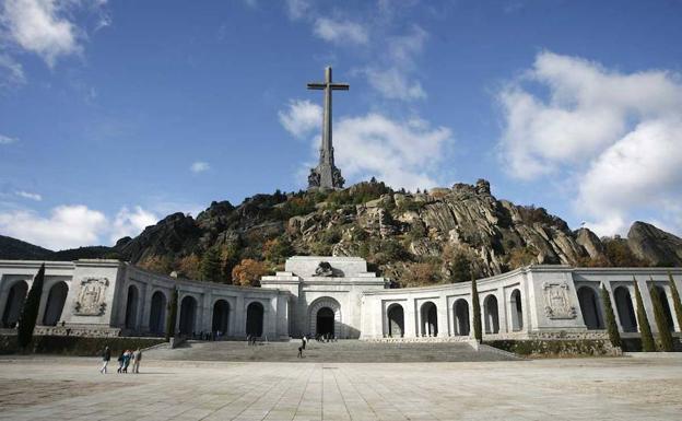 Vista general de la entrada a la basílica del Valle de los Caídos.