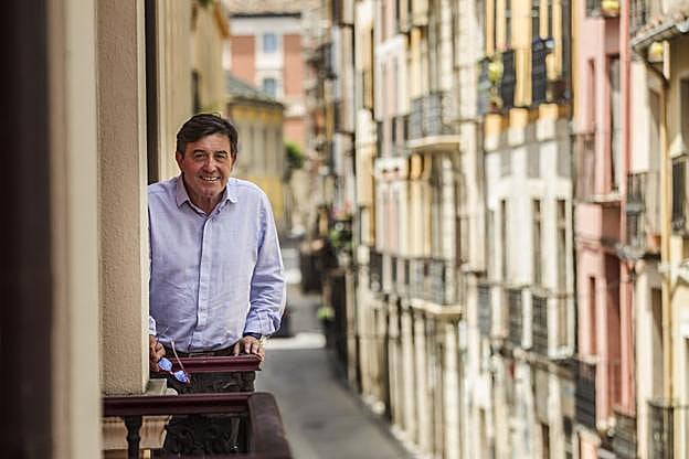 José Ignacio Pérez Sáenz, en el balcón de su despacho en la sede del PSOE, en la plaza Martínez Zaporta de Logroño. :: 